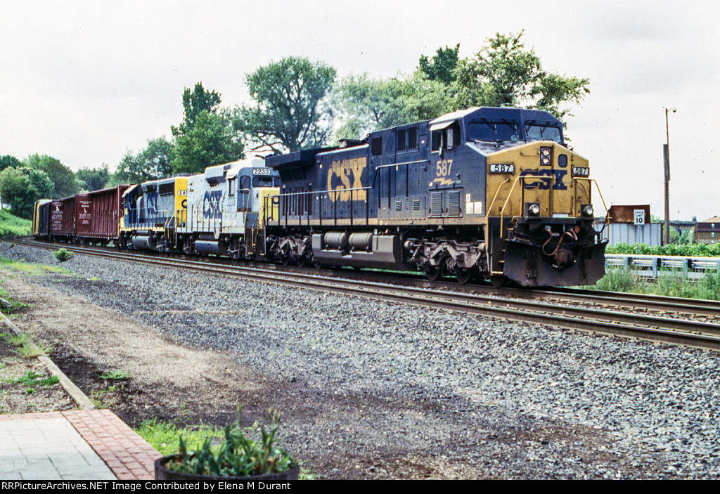 CSX 587 on Q-434